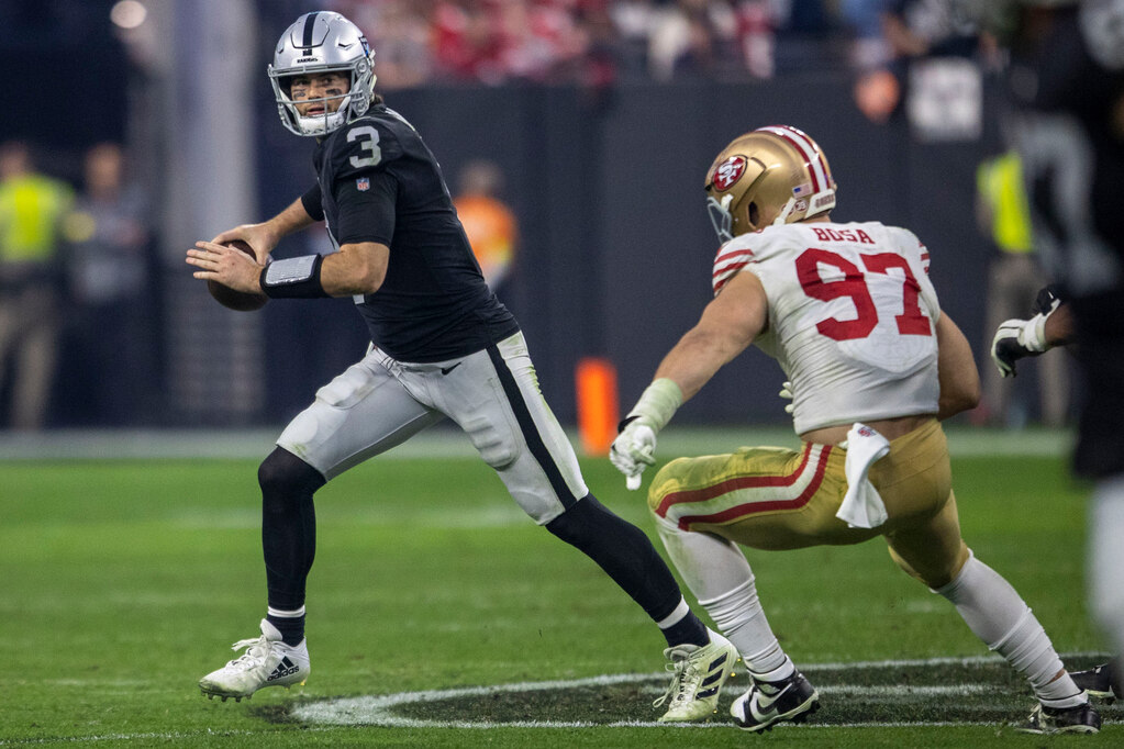 Derek Carr dari Raiders tidak disalahkan oleh Josh McDaniels karena berjuang