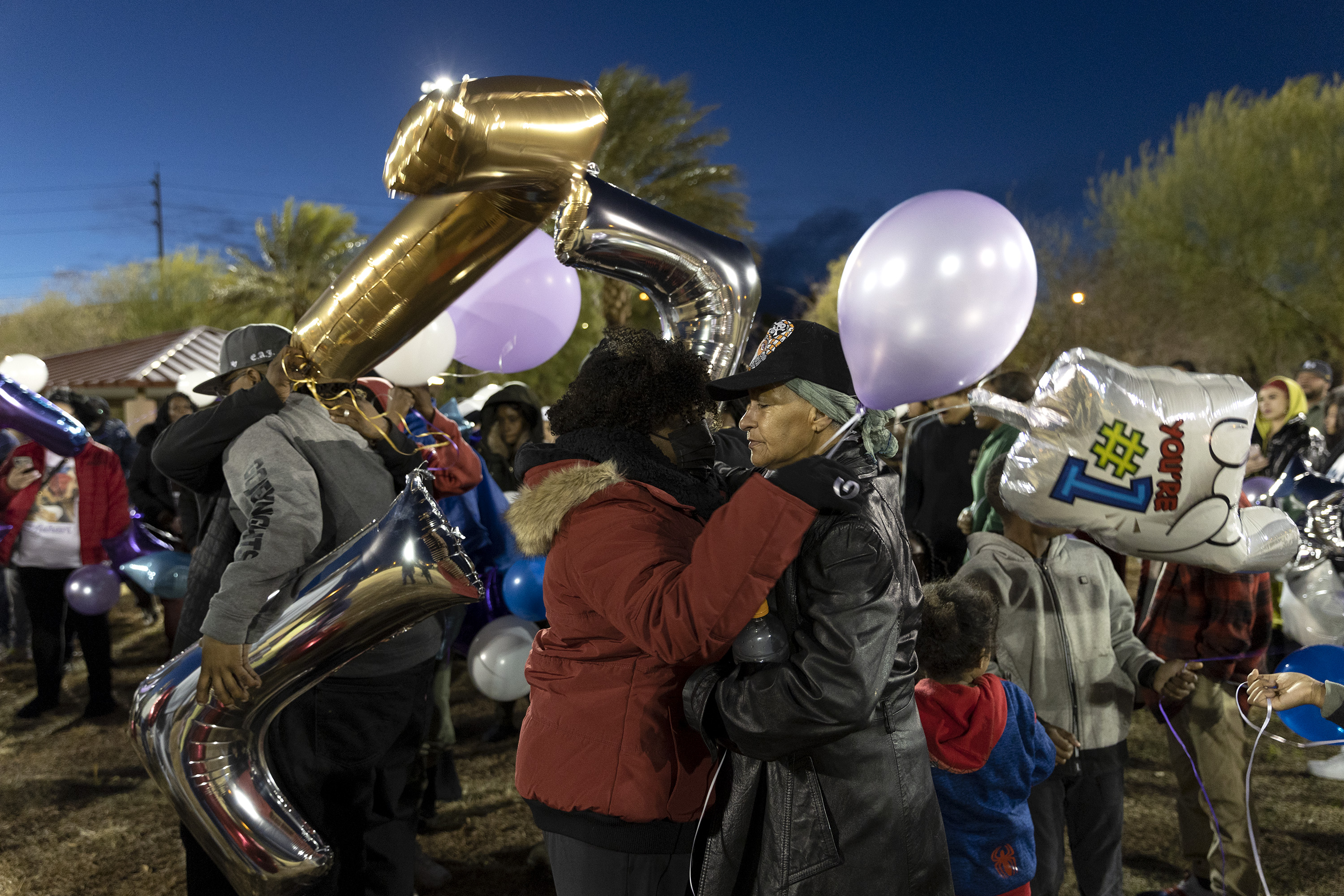 Siswa Desert Oasis, Ashari Hughes mendapat kehormatan dalam pelepasan balon komunitas