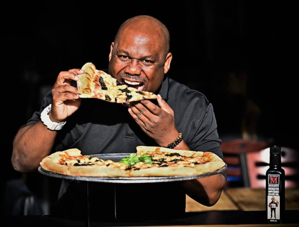 Veteran NFL dan kepribadian radio ESPN Mark McMillian dengan sepotong Grill'n McMillian Chick…