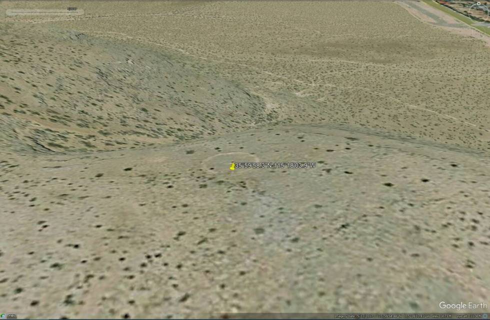 Pada Mei 2017, sebuah sirkuit muncul.  Ini adalah tanda pertama dari karya seni.  (Google Earth Pro)