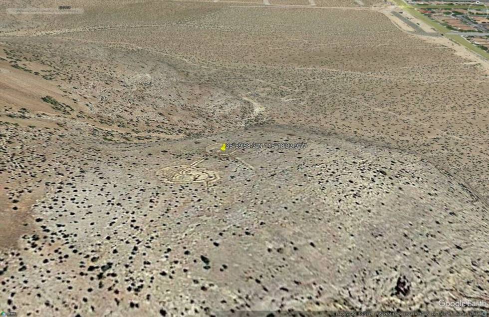 Segitiga dengan wajah dan simbol yin dan yang ada di bulan Mei 2019. (Google Earth Pro)