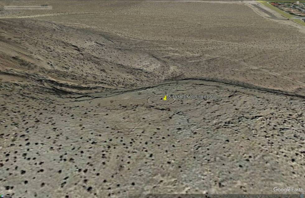Gambar satelit Google Earth Pro dari November 2017 ini menunjukkan sebuah lingkaran dan Bintang Daud...