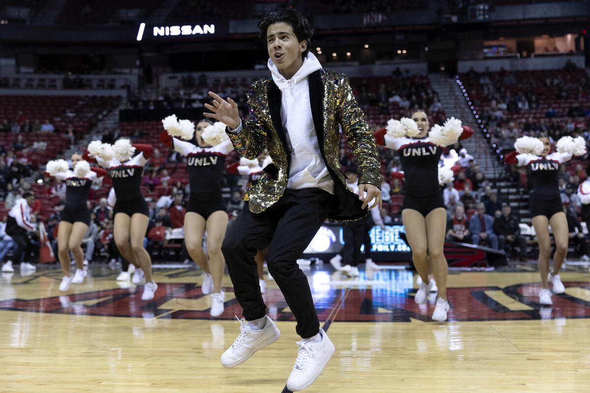 Freshman Jonathan Jaramillo tampil bersama Rebel Girls & Company selama timeout UNLV ...