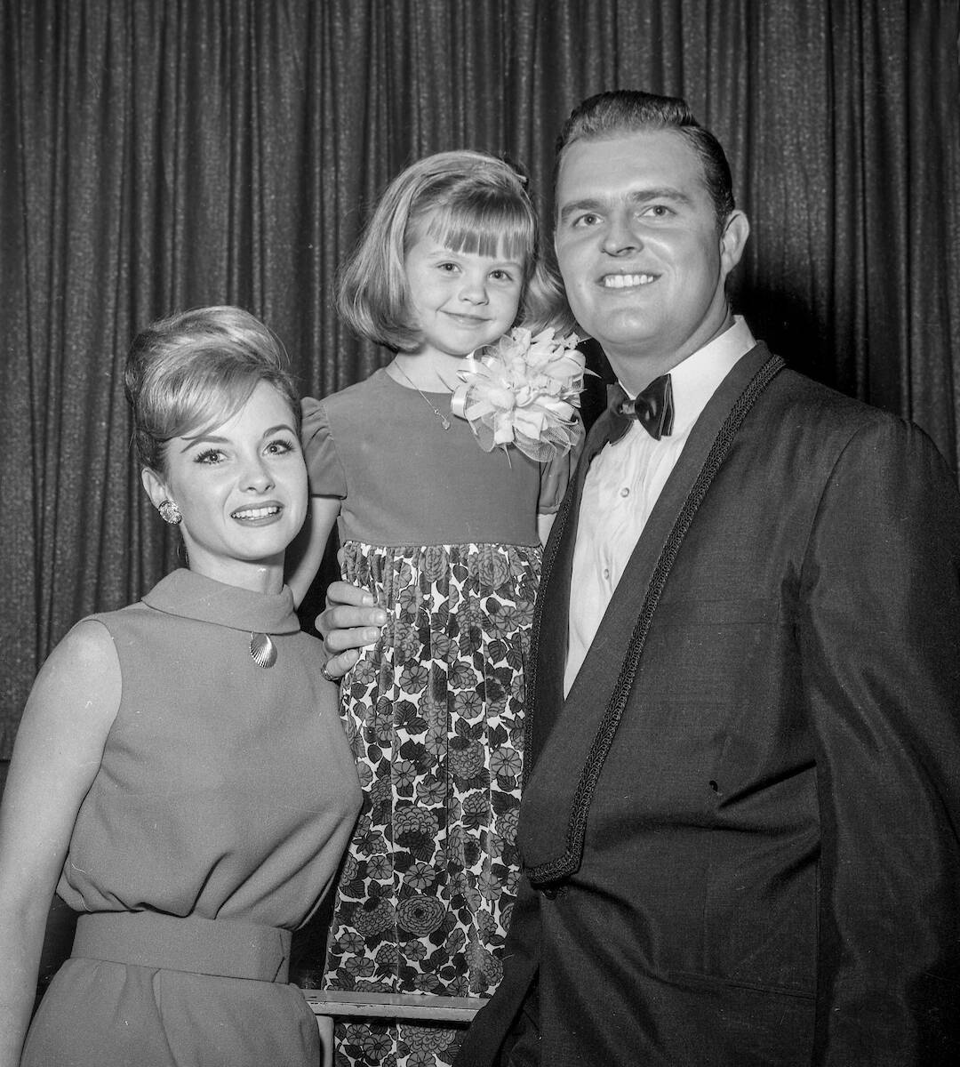 Don Drysdale poses with his wife Ginger and daughter Kelly and he and other Los Angeles Dodgers ...