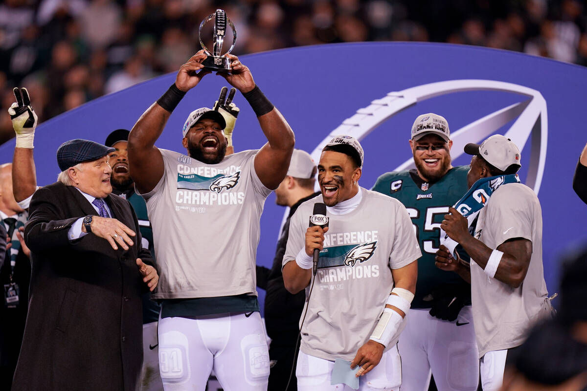 Terry Bradshaw, left, reacts as Philadelphia Eagles defensive tackle Fletcher Cox, second from ...