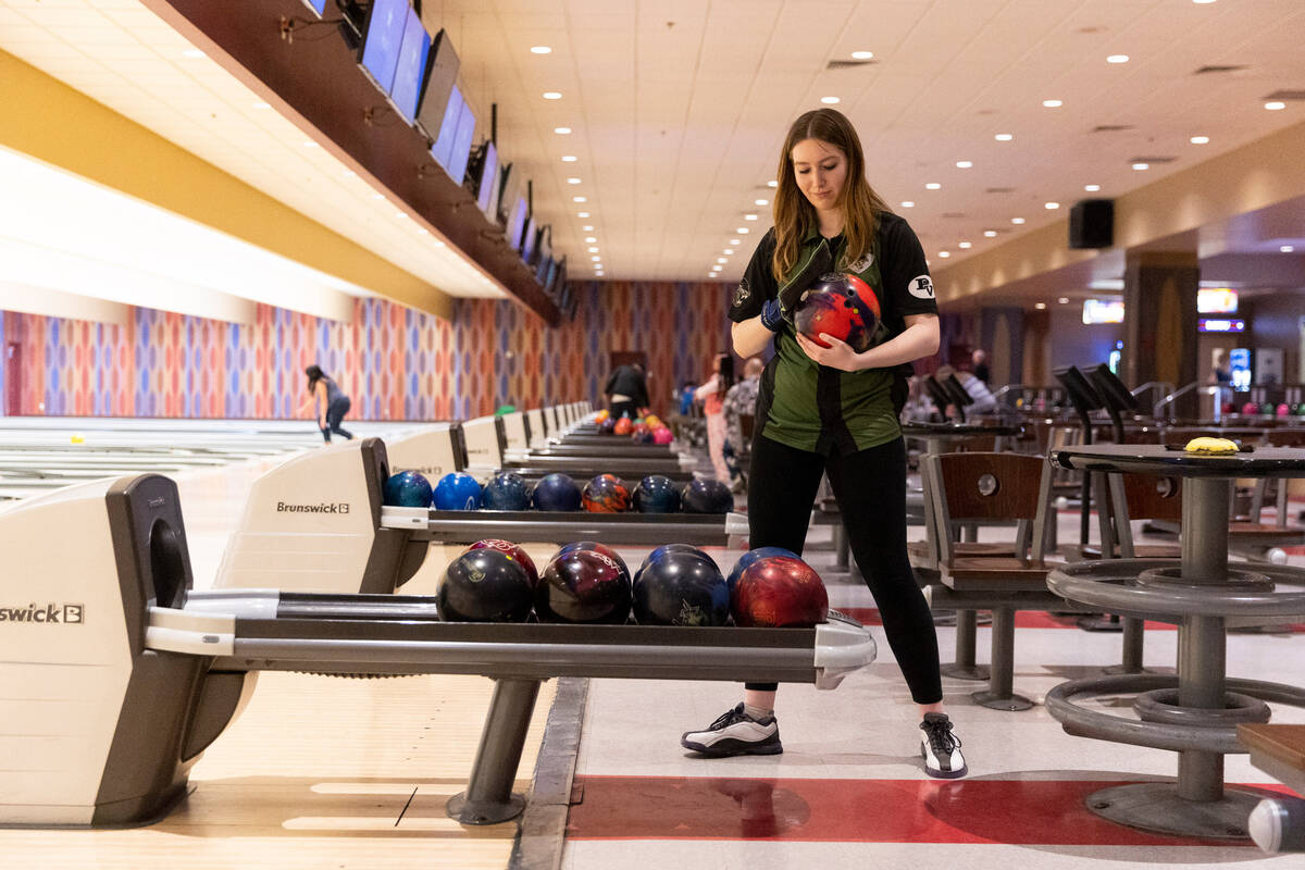Palo Verde's Ryann Clark gets ready to bowl during the high school girl's 5A bowling state indi ...