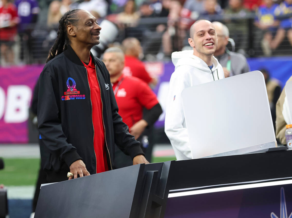 AFC honorary captain Snoop Dogg, left, and NFC honorary Captain Pete Davidson prepare to judge ...