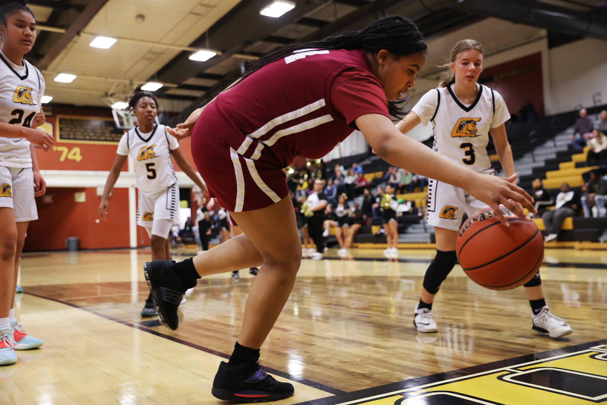 Desert Oasis' Jordyn Figueroa (14) reaches for a loose ball during a girls basketball game agai ...