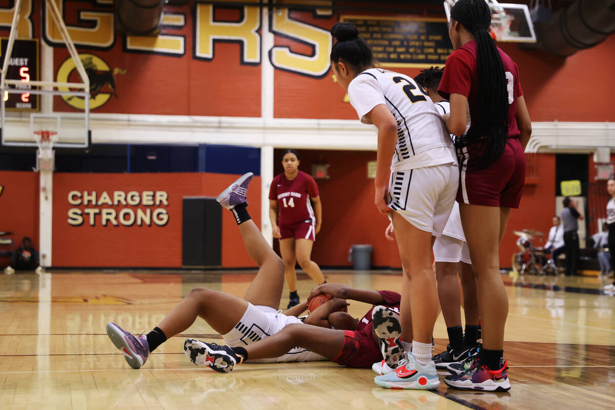 Desert Oasis' Isabella Bowen (1) and Clark's Paradise Norsworthy (12) fight for the ball on the ...