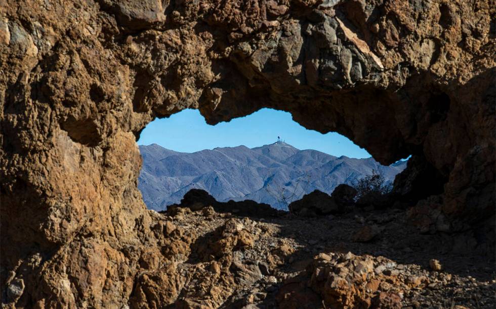 Sebuah jendela di bebatuan di area South McCullough Wilderness di dalam Avi Kia Ame menyarankan N ...