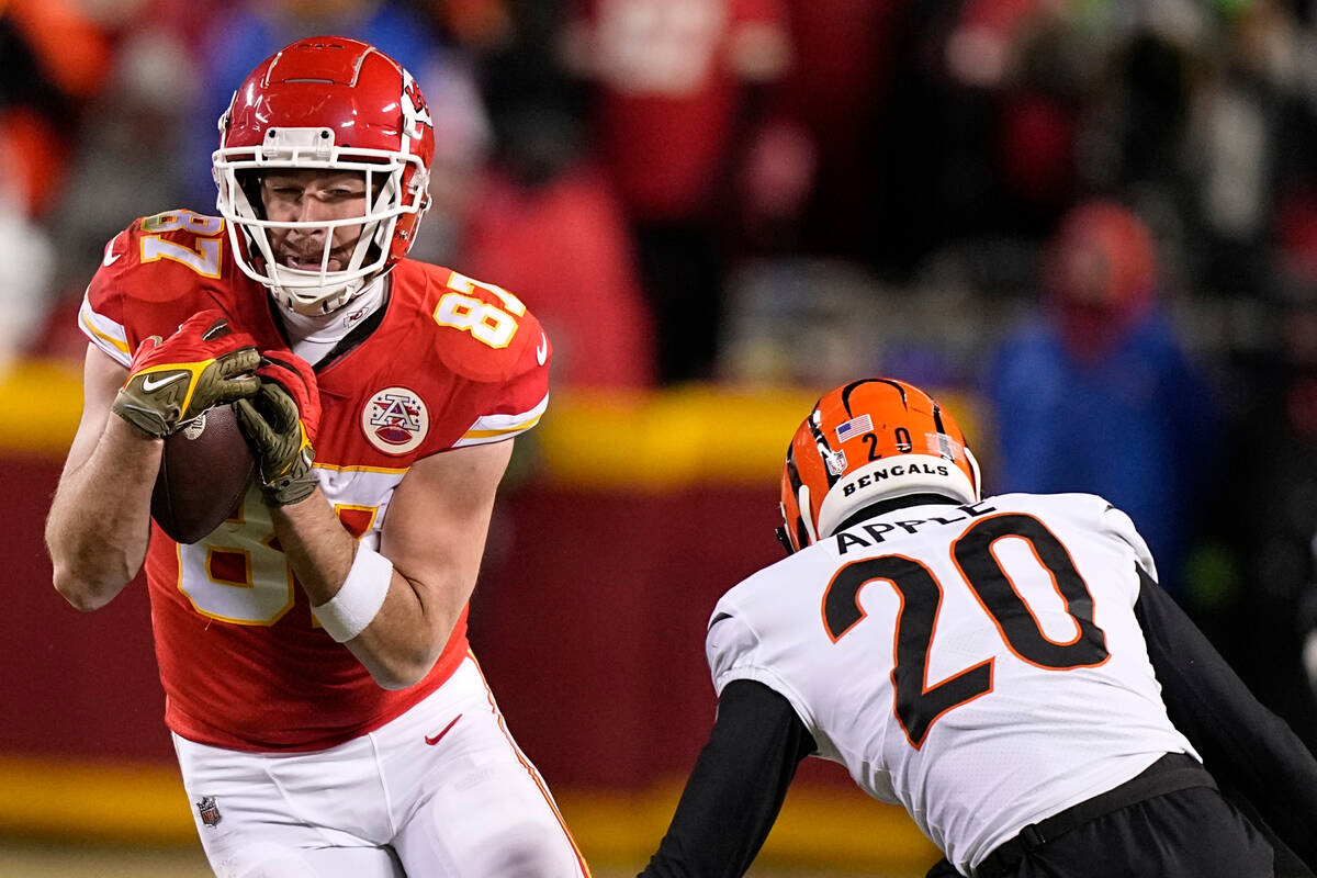 Kansas City Chiefs tight end Travis Kelce (87) makes a catch against Cincinnati Bengals cornerb ...