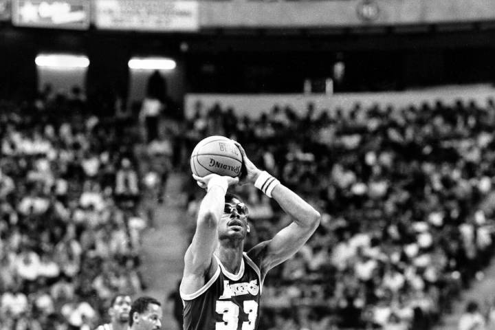 Los Angeles Lakers center Kareem Abdul-Jabbar (33) shoots one of his baskets on his way to brea ...