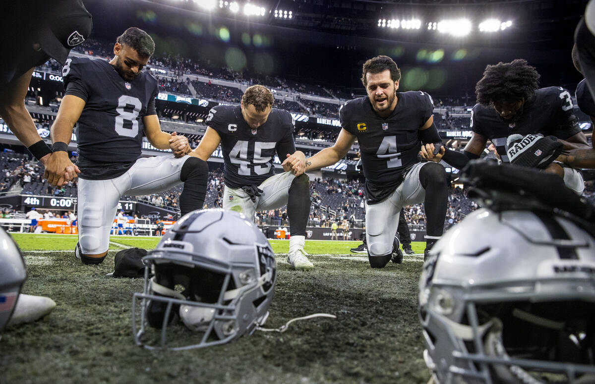 Raiders quarterback Derek Carr (4) leads a quicks prayer on the field following a win over the ...