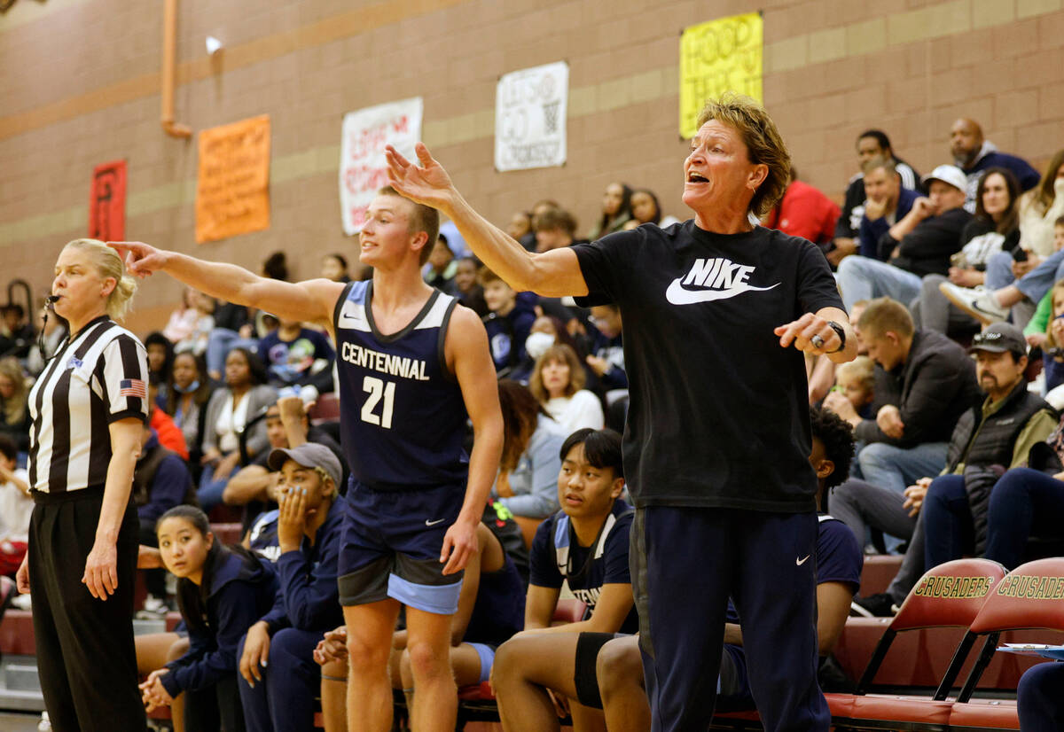 Karen Weitz dari Centennial tumbuh subur sebagai pelatih bola basket putra dan putri