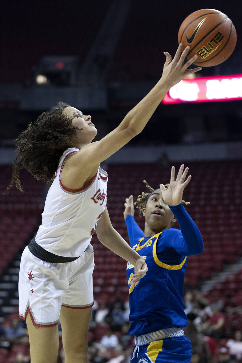 UNLV Lady Rebels guard Kiara Jackson (3) shoots against San José State Spartans guard Aari ...