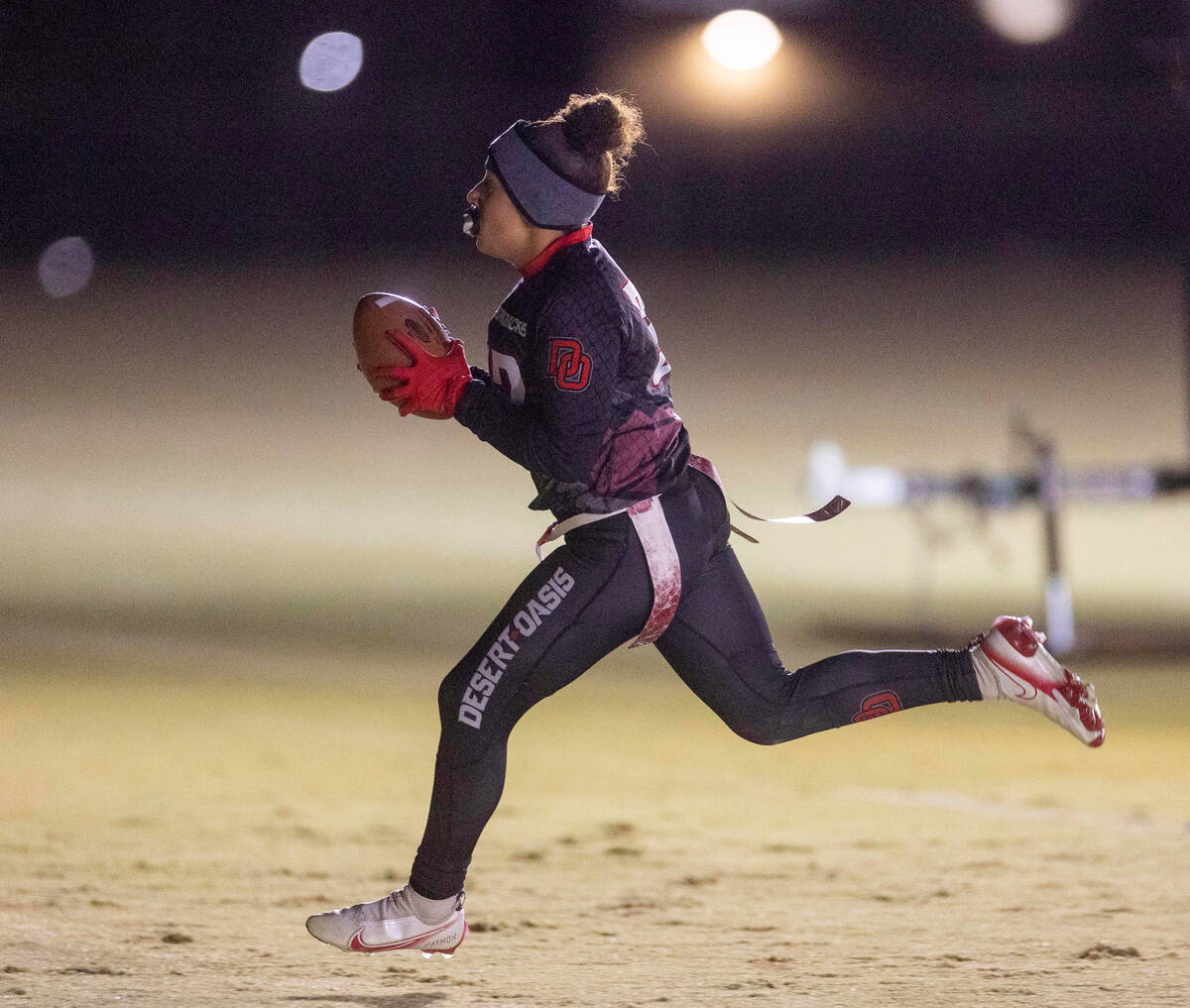 Desert Oasis' Devon Patmon (32) catches and scores against Legacy during the first half of thei ...