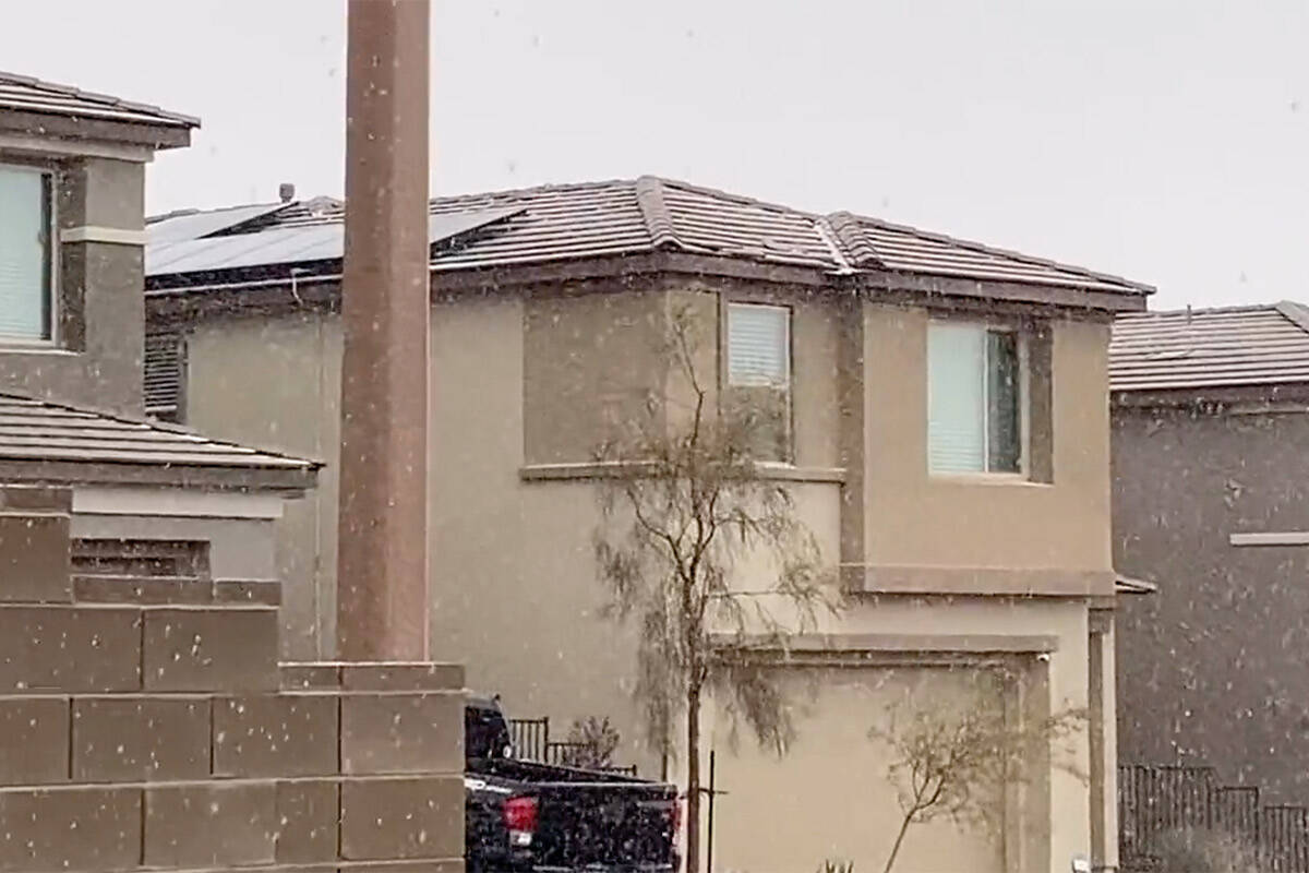 Light snow falls in Summerlin on Wednesday, Feb. 22, 2023. (Eli Segall/Las Vegas Review-Journal)