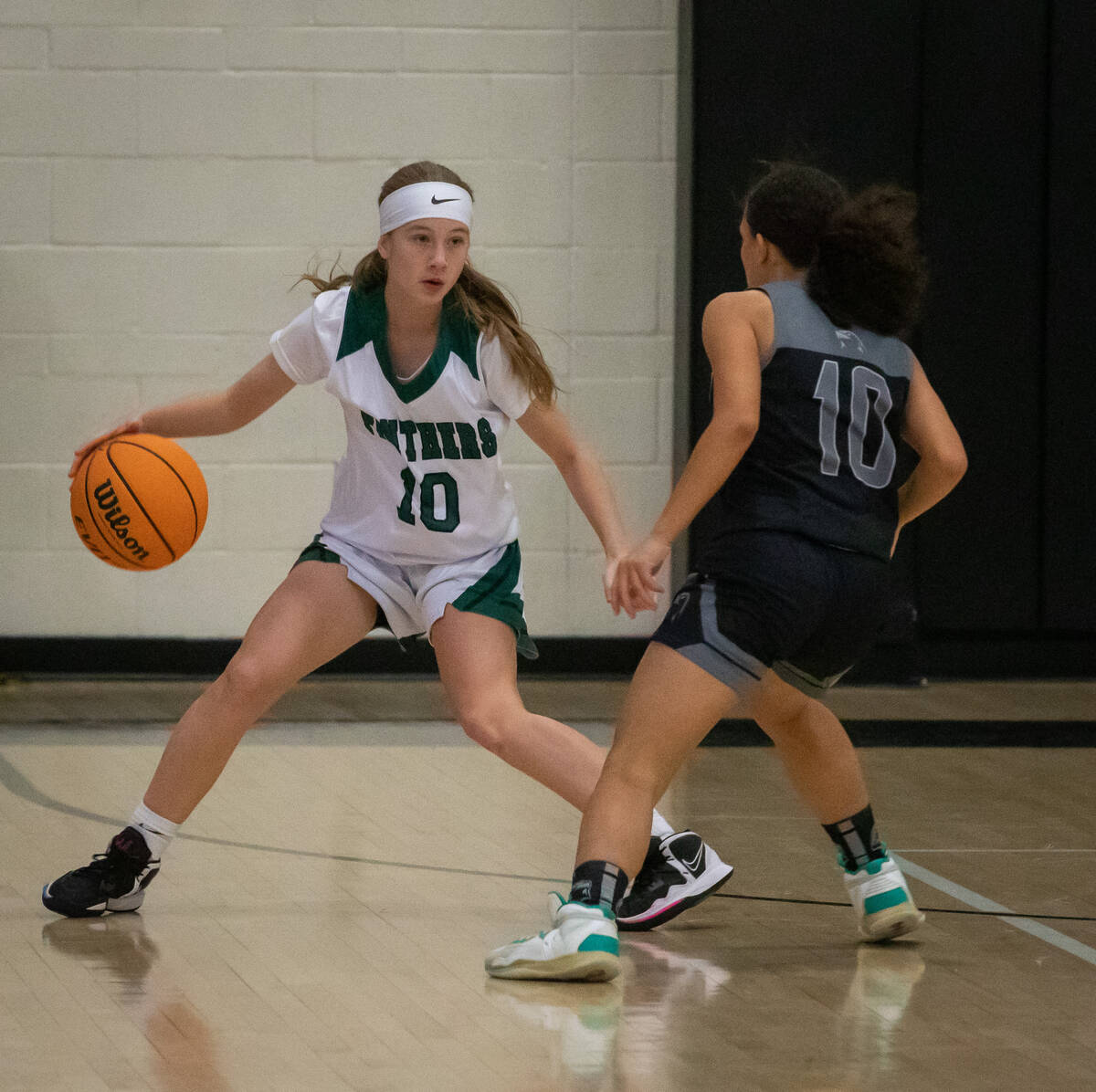 Palo Verde’s Reagan Nehls (10) drives the ball past Silverado’s Timia Thomas ...