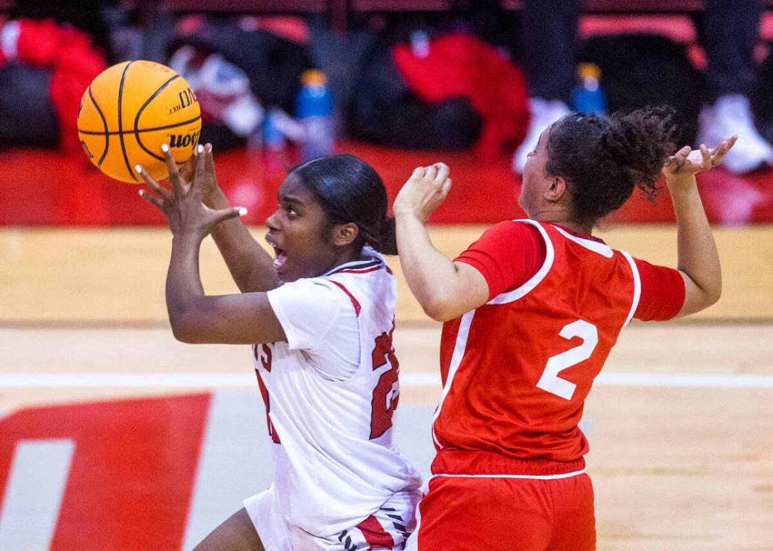 Las Vegas' Jordan De Bois (22) looks to shoot edging past Arbor View's Aliyah Gantz (2) during ...
