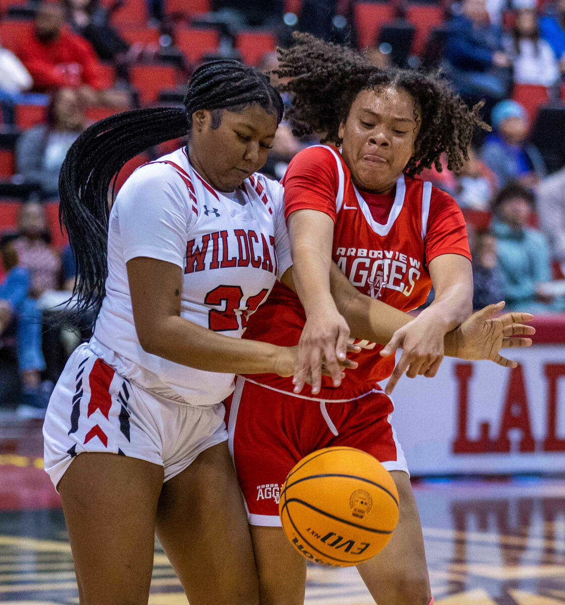 Las Vegas' Mya Hodgson (21) battles for the ball with Arbor View's Soraya Horsford (22) during ...