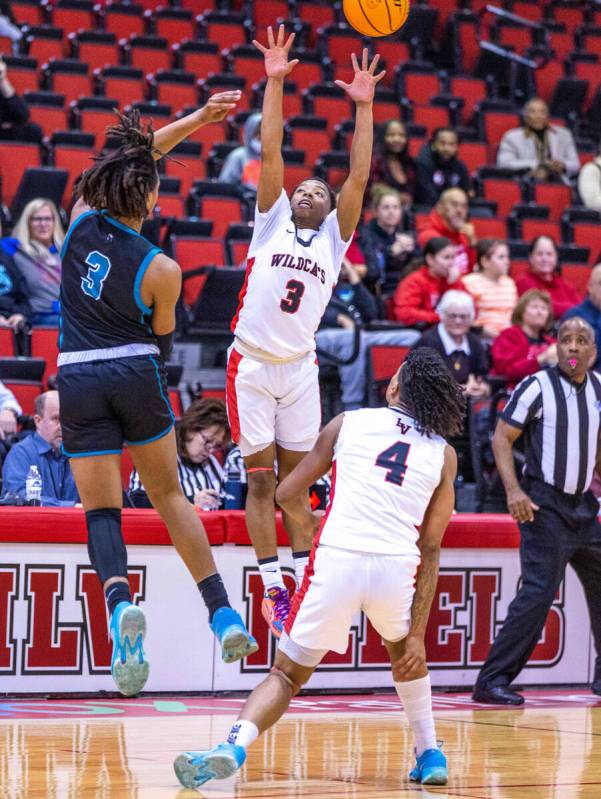 Silverado's Julius Robinson (3) gets a pass over the outstretched hands of Las Vegas' Tayshaun ...
