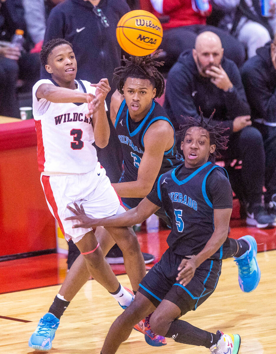Las Vegas' Tayshaun Jackson (3) gets off an elevated pass over Silverado's Julius Robinson (3) ...