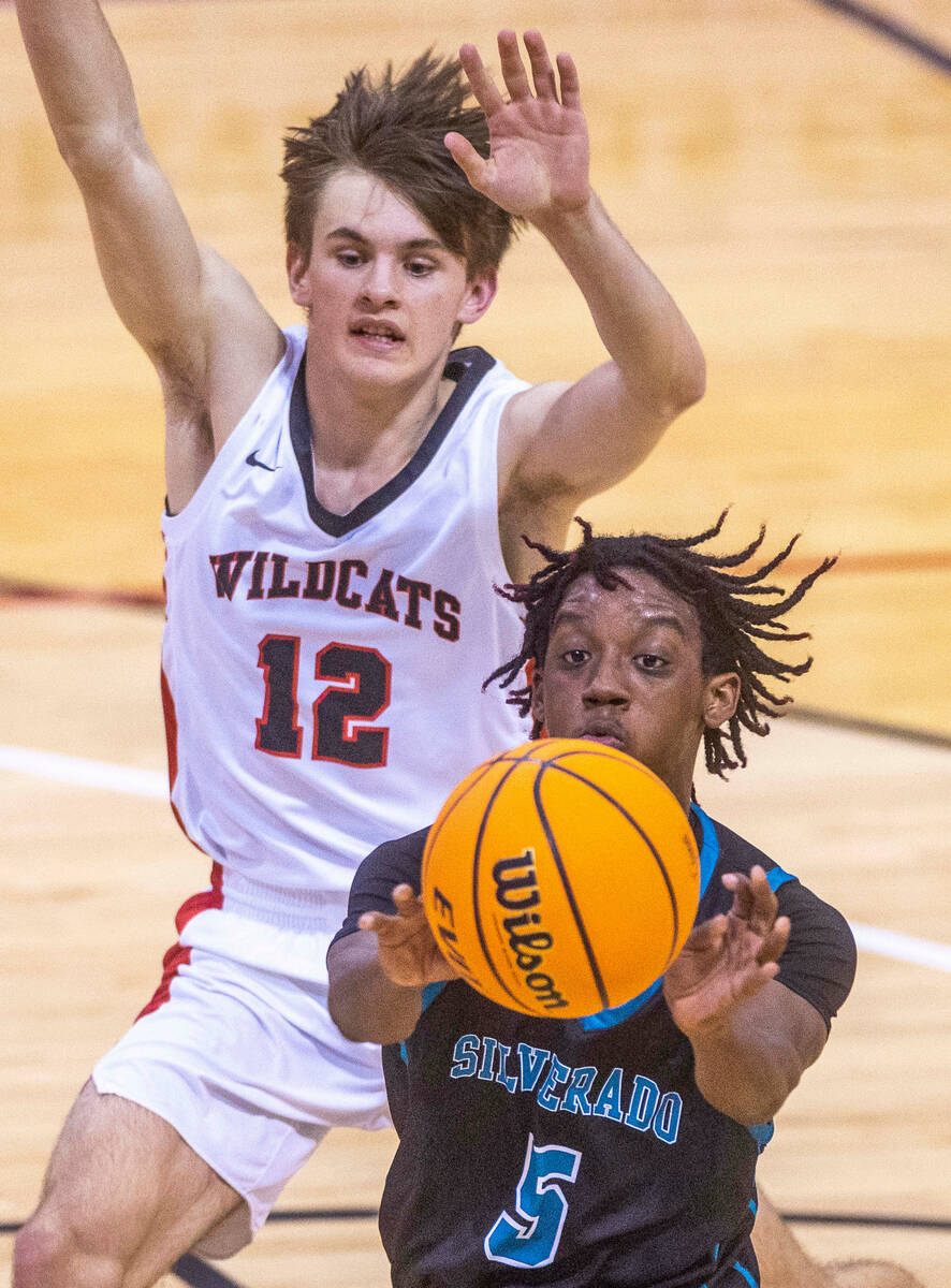 Silverado's Marcell Simpson (5) gets off a pass under defense by Las Vegas' Collin McCoy (12) d ...