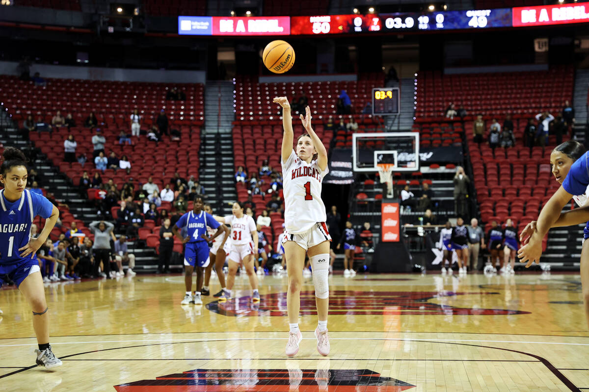 Las Vegas' Layla Faught (1) shoots a free-throw and score the last point of the game to win win ...