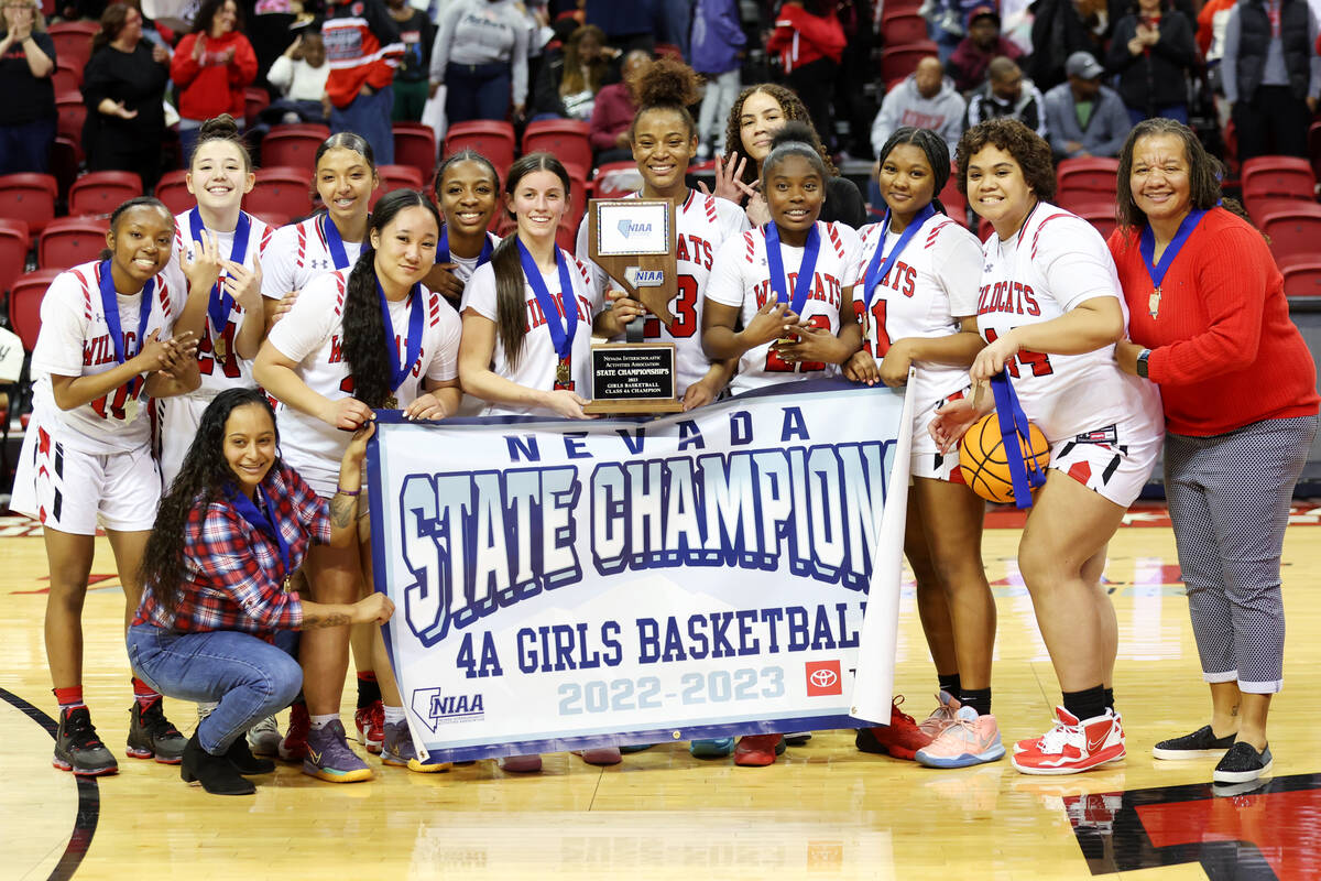 Tim bola basket putri SMA Las Vegas memenangkan gelar negara bagian 4A — FOTO