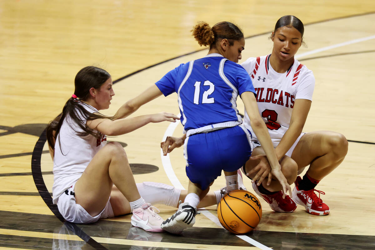Las Vegas' Layla Faught (1) and Vernonie Newson (3) fight for the ball against Desert Pines' Da ...