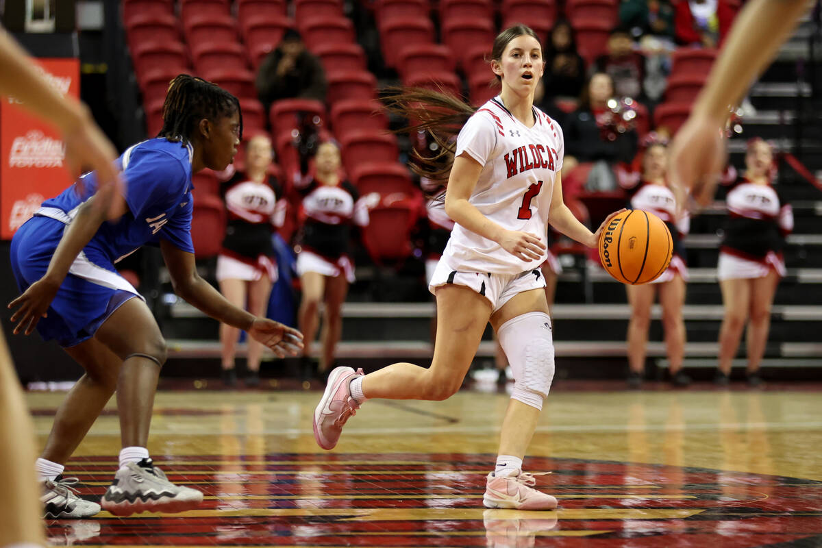 Las Vegas' Layla Faught (1) looks for an open play against Desert Pines during the class 4A gir ...