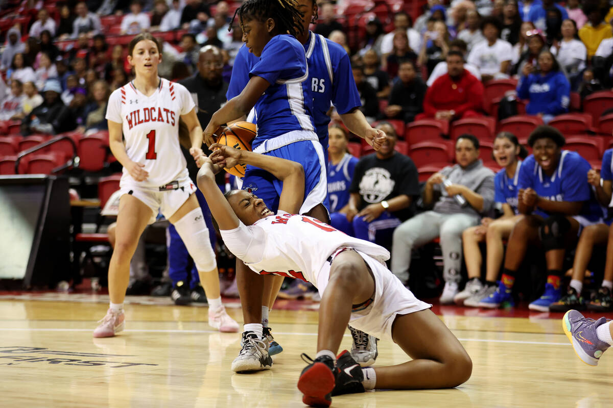 Desert Pines' Taveah Oliver (4) takes the ball from Las Vegas' Jaidyn Savoy (12) during the cla ...
