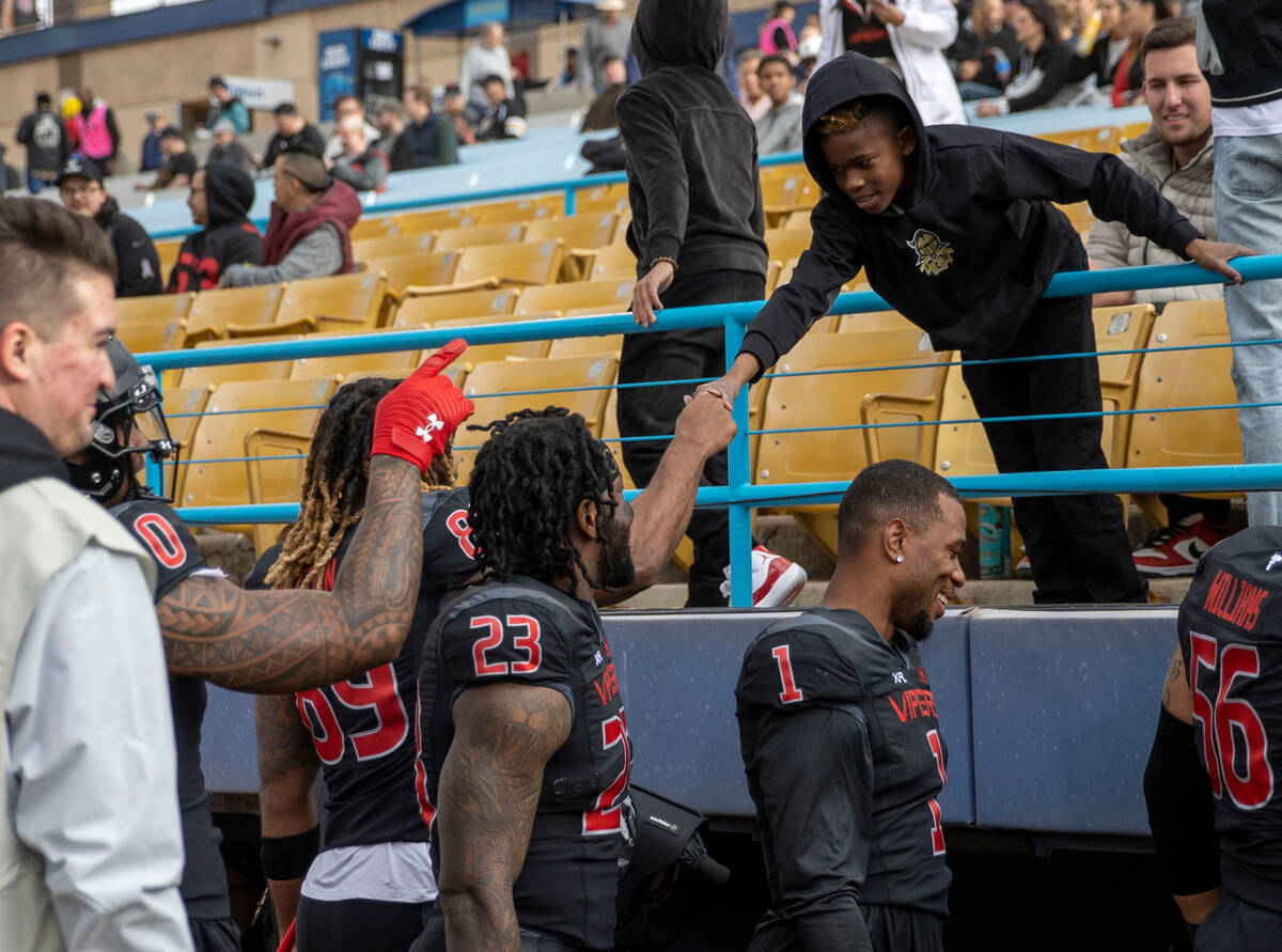 Vegas Vipers tight end Cam Sutton (89) shakes hands with a fan before an XFL football game agai ...