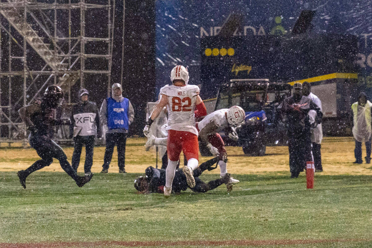 Vegas Viper dari XFL melakukan lemparan pertama ke DC Defenders di Cashman Field
