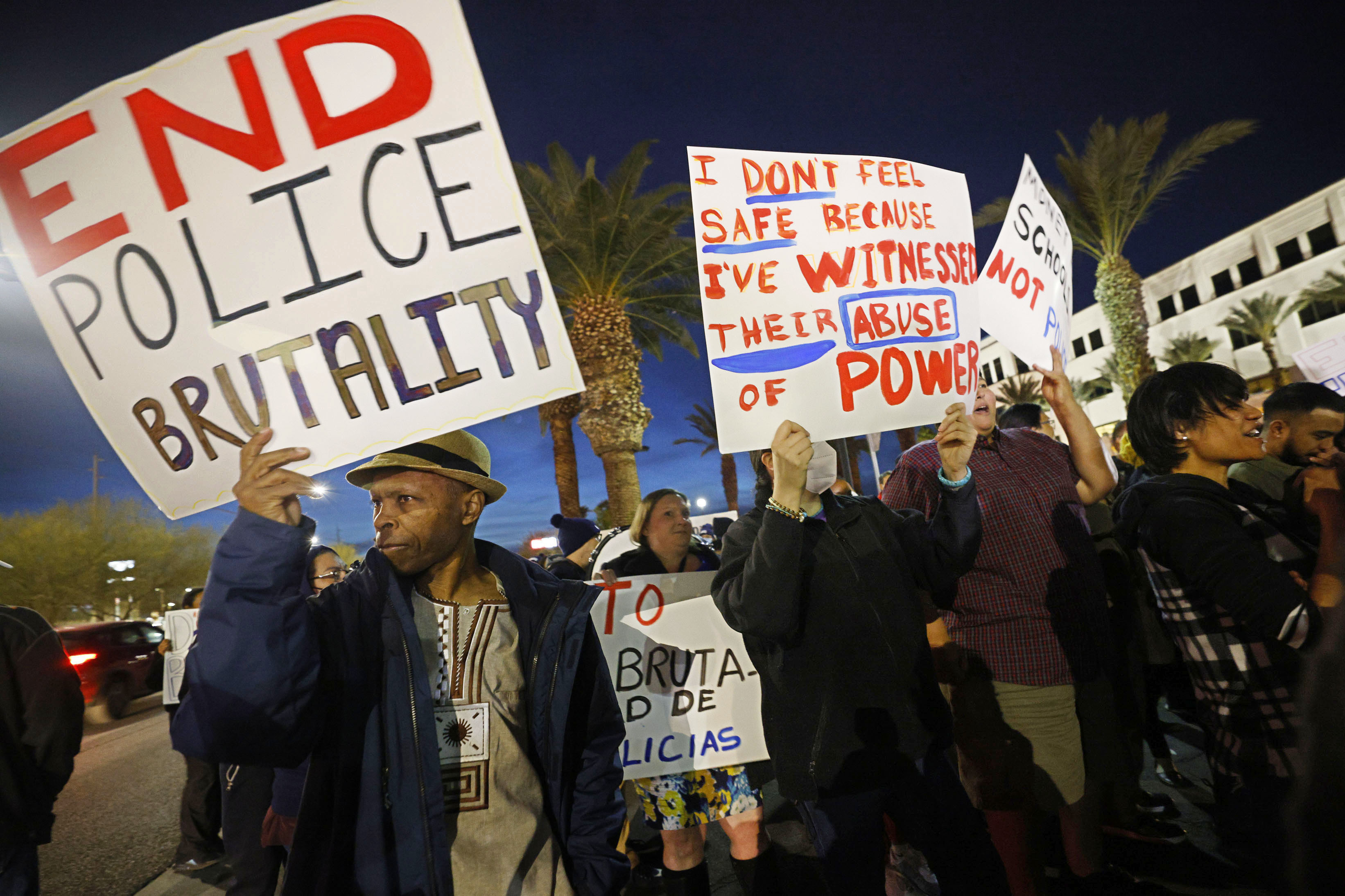 Para pengunjuk rasa mengkritik polisi CCSD setelah pertengkaran di Durango High