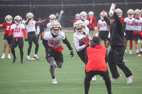 UNLV linebacker Ryan Tuaolo (45) recovers a fumble alongside linebacker LeShaun Bell (99) as UN ...