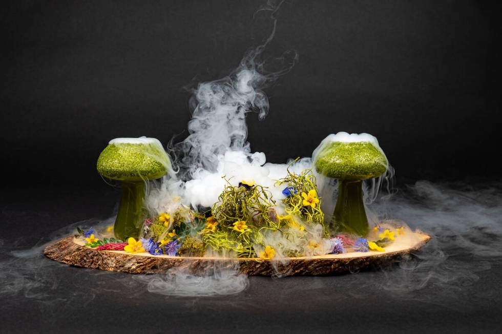 Koktail gin Shroomin' Botanist adalah salah satu persembahan minuman Show Stopper di Easy's, sebuah speakeasy be...