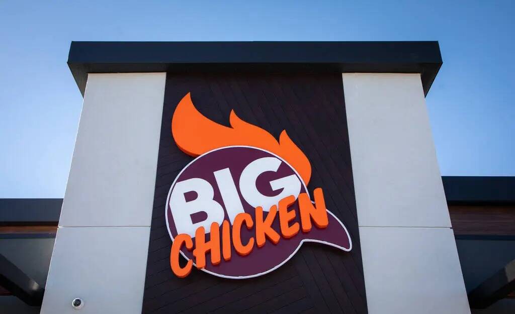 El sitio del nuevo restaurante de la leyenda de la NBA Shaquille O'Neal, Big Chicken, el vierne ...
