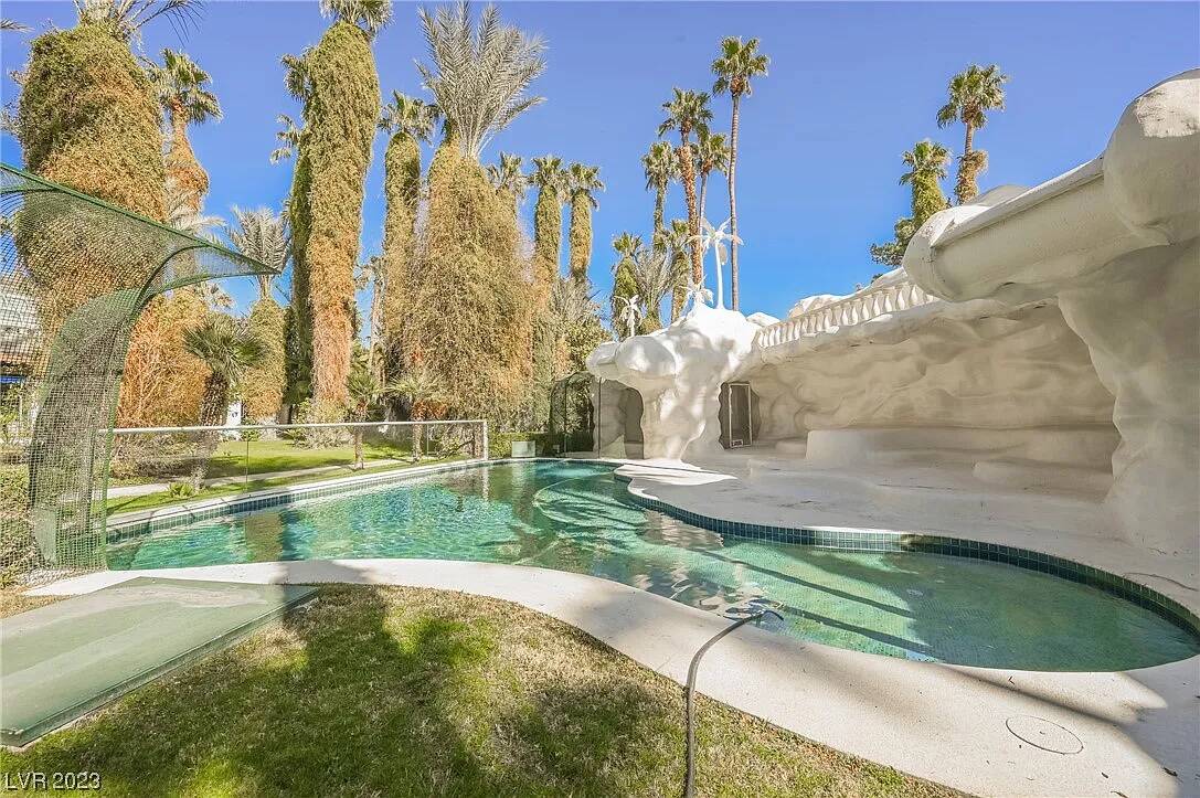 One of three swimming pools at Siegfried and Roy’s former property at 1638 Valley Drive. (Ron ...