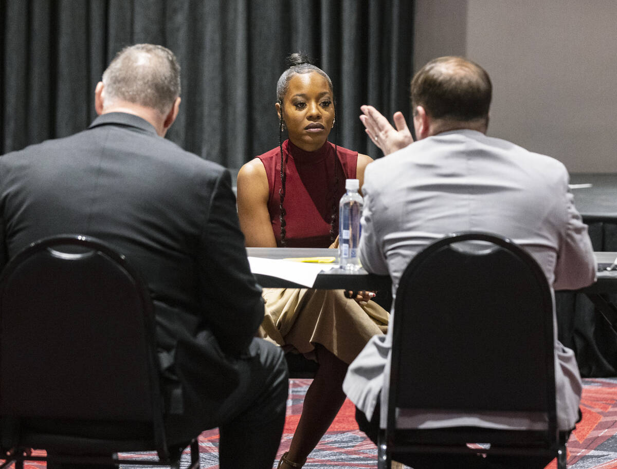 Mike Palm, right, vice president of operations at Circa, speaks to Ty Misha, who is applying fo ...