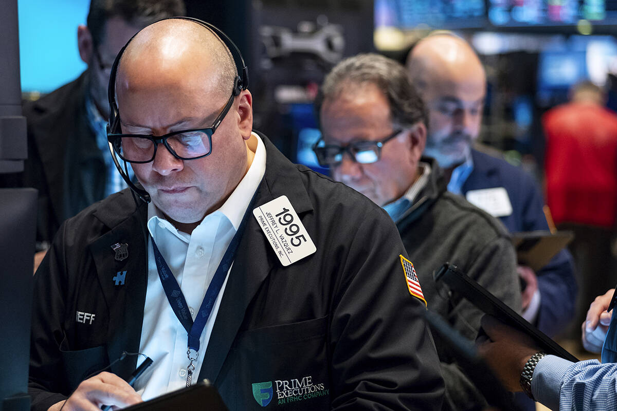 Saham bank jatuh, S&P 500 berayun karena Wall Street bergetar