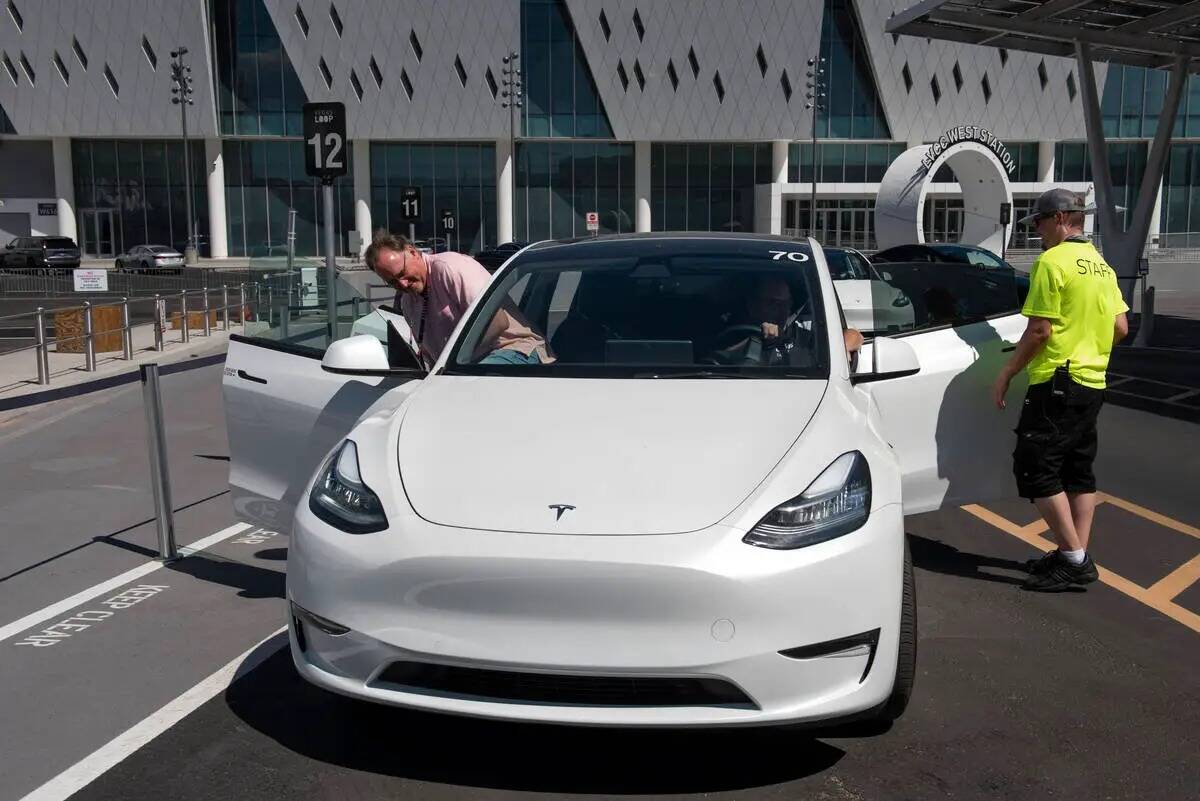 The Loop' construction complete at Las Vegas Convention Center; Tesla  vehicles to transport convention attendees underground