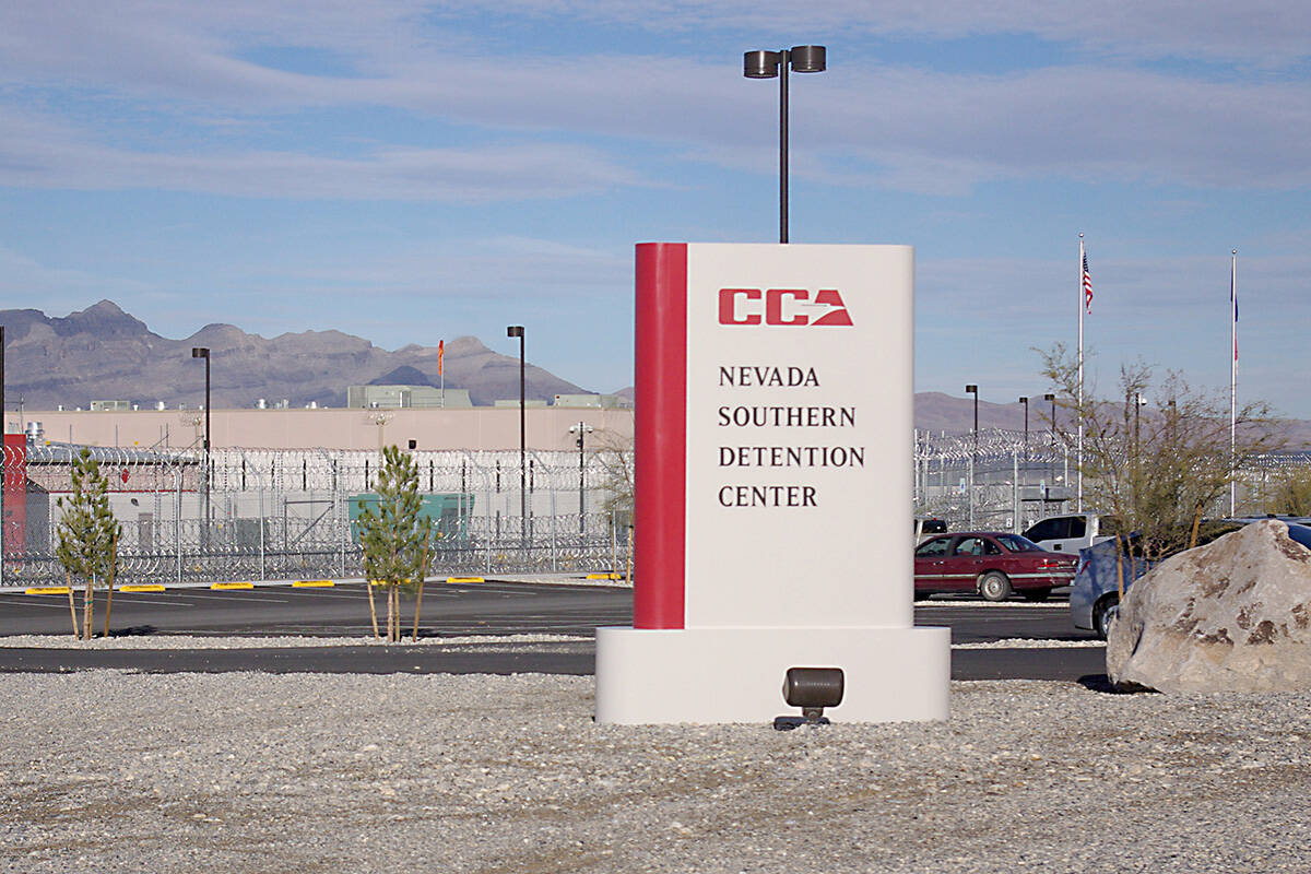Tahanan ICE dipindahkan ke luar negara bagian sebagai hukuman karena mencari perawatan medis, kata surat itu
