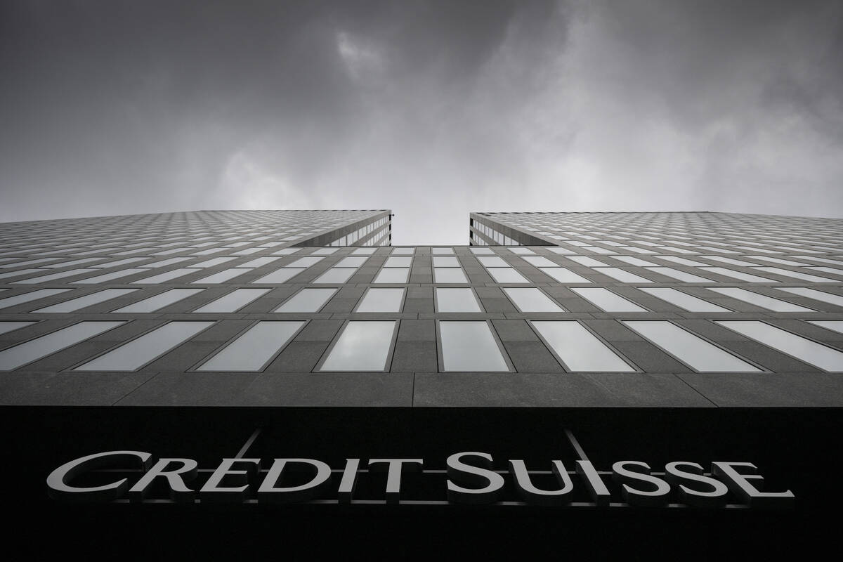 Bank Swiss menarik pemberi pinjaman besar karena kekhawatiran menyebar ke Eropa