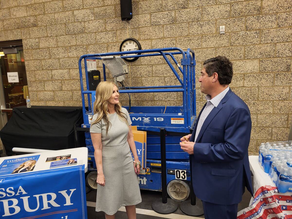 Melissa Woodbury (left) talking to Alex Kleytman (right). (Mark Credico/Las Vegas Review-Journal)