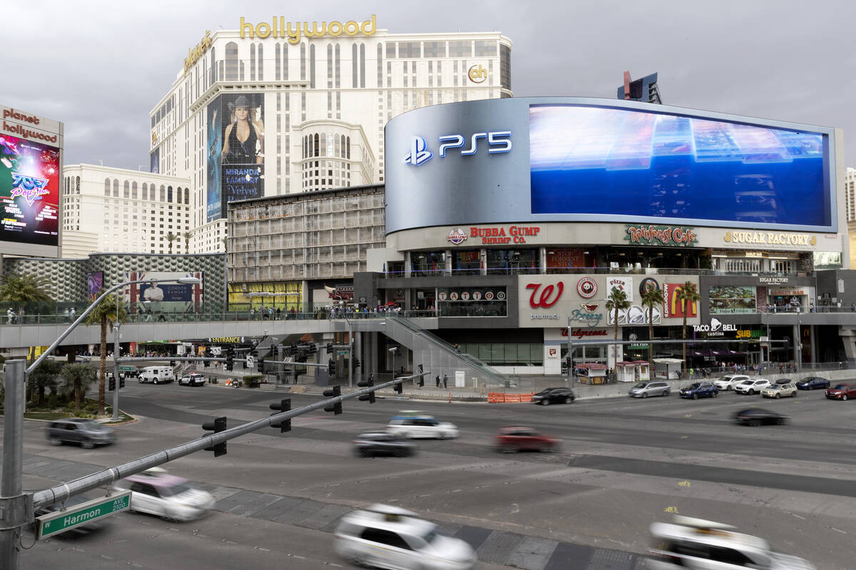 Traffic travels in the intersection of Las Vegas Boulevard and Harmon Avenue past Harmon Corner ...