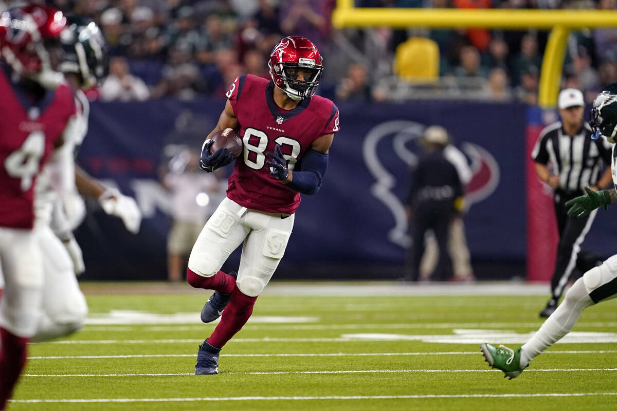 Houston Texans tight end O.J. Howard (83) carries on a pass reception in the first half of an N ...