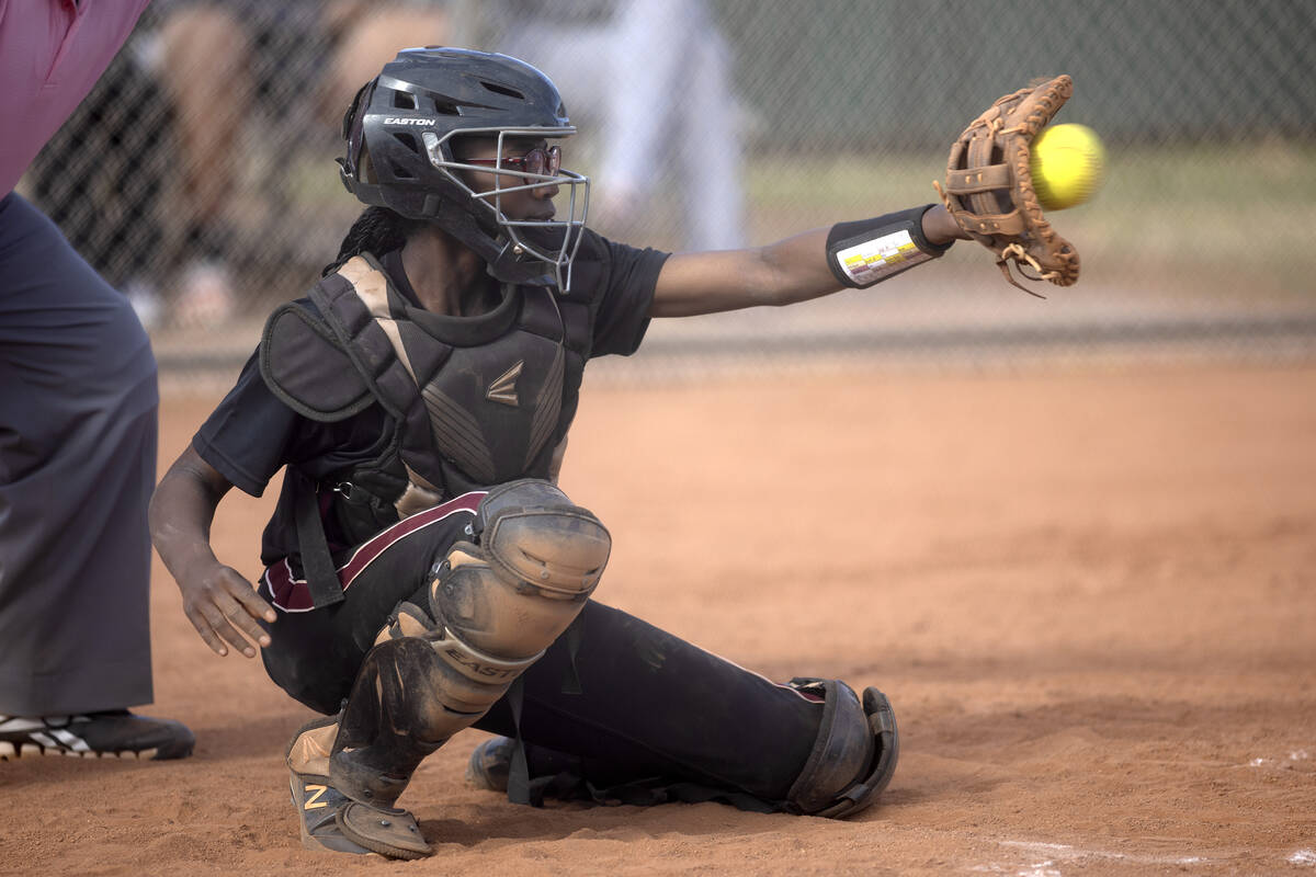 Desert Oasis’ Aaliyah Stewart catches during a high school softball game against Silvera ...
