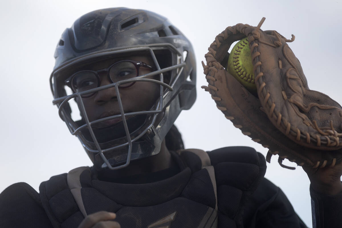 Desert Oasis’ Aaliyah Stewart catches a fly ball for an out during a high school softbal ...