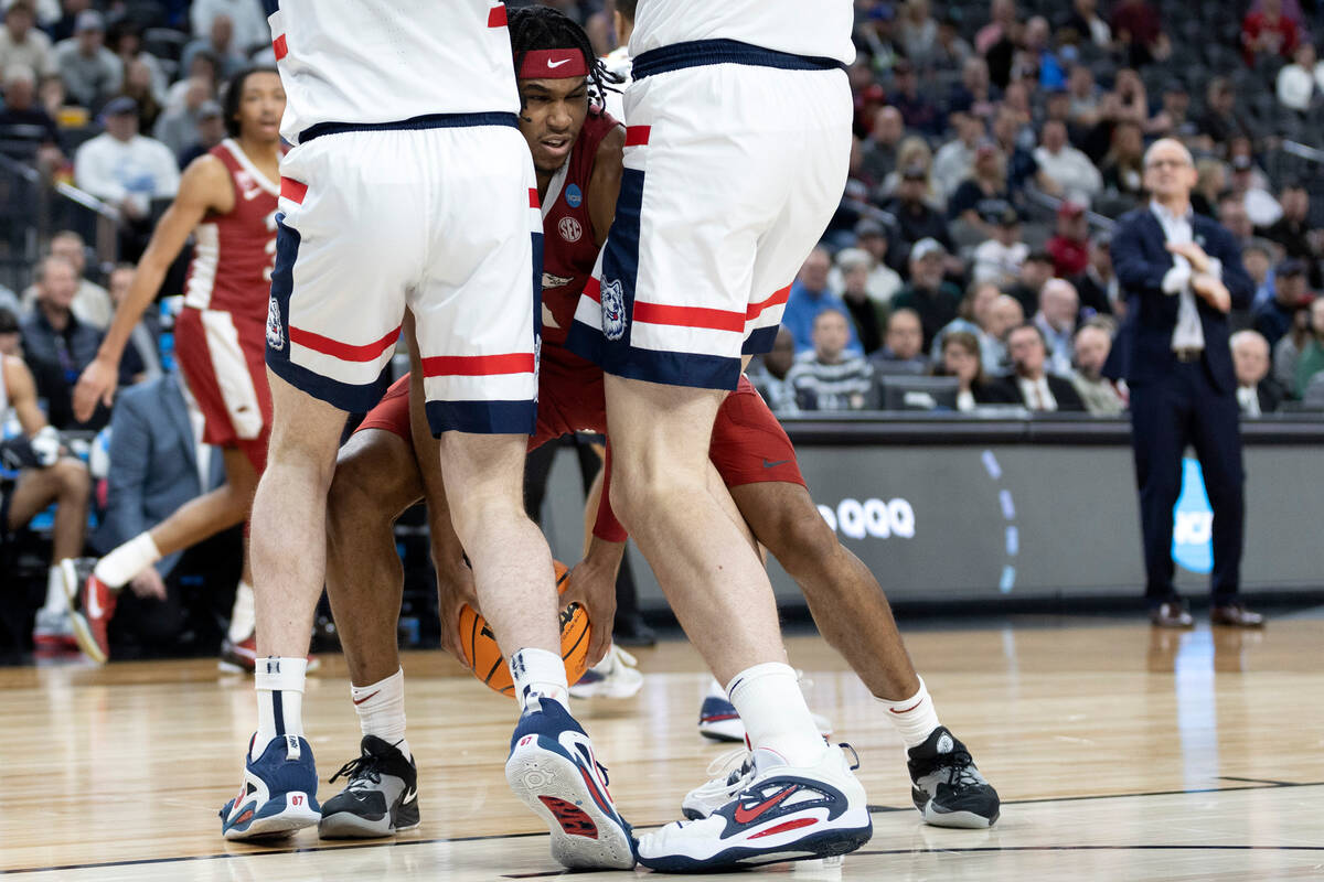 NCAA Tournament: UConn routs Arkansas for Elite Eight berth